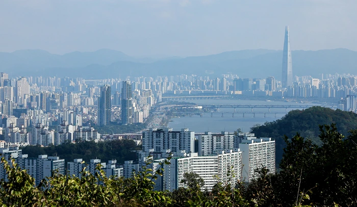 남산에서 내려다본 서울 아파트와 한강 전경